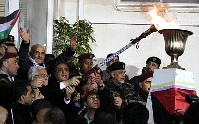 Le président de l'Autorité palestinienne, Mahmoud Abbas, allume une torche commémorative à Ramallah le mardi 1er janvier 2018. (Crédit photo : Hadas Parush/Flash90)