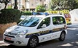 A titre d'illustration : une voiture de police israélienne à Petah Tikva, le 4 août 2017. (Crédit : Roy Alima/ Flash90)