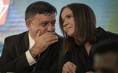Le chef du parti travailliste Avi Gabbay et la députée Shelly Yachimovich lors d'une conférence du Parti travailliste à Tel Aviv, le 14 septembre 2017. (Crédit : Flash90)