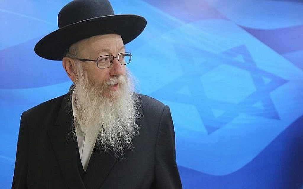 Le vice-ministre de la Santé Yaakov Litzman arrive à la réunion hebdomadaire du cabinet au bureau du Premier ministre à Jérusalem, le 3 juin 2018. (Marc Israel Sellem/POOL)