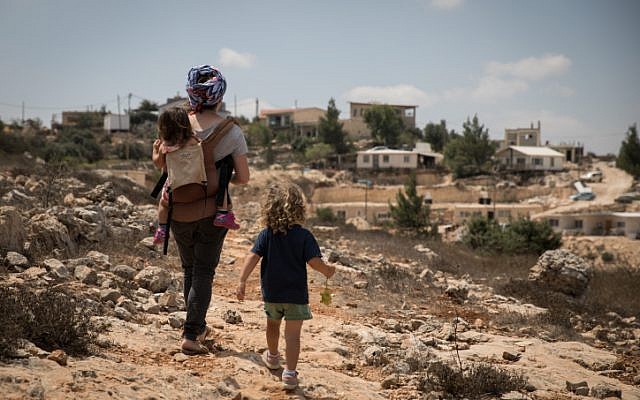 A titre d'illustration : Une femme emmène ses enfants faire une promenade dans l'implantation juive de Sde Boaz dans le Gush Etzion, en Cisjordanie, le 28 août 2018. (Hadas Parush/Flash90)