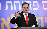 Le ministre des Renseignements et des transports Israel Katz pendant la cérémonie d'inauguration d'une nouvelle gare dans la ville de Kiryat Malachi, au sud d'Israël, le 17 septembre 2018 (Crédit : Flash90)