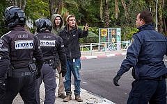 Des activistes de droite affrontent la police aux abords du tribunal de Rishon Lezion pendant une audience consacrée à de jeunes suspects Juifs impliqués dans le meurtre d'une Palestinienne, le 31 décembre 2018 (Crédit : Flash90)