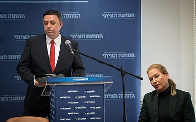 Le président de l'Union sioniste, Avi Gabbay (à gauche), annonce la rupture brutale de l'Union sioniste avec son ancienne partenaire, Tzipi Livni, chef de l'opposition, pendant une réunion du parti à la Knesset, le 1er janvier 2019. (Yonatan Sindel/Flash90)