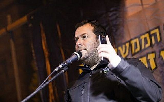 Yossi Dagan s'exprime pendant une manifestation aux abords de la résidence du Premier ministre à Jérusalem en soutien à un jeune suspect juif dans une enquête de sécurité majeure dont les détails ont été placés sous embargo, le 5 janvier 2019 (Crédit : Noam Revkin Fenton/Flash90) Yossi Dagan s'exprime pendant une manifestation aux abords de la résidence du Premier ministre à Jérusalem en soutien à un jeune suspect juif dans une enquête de sécurité majeure dont les détails ont été placés sous embargo, le 5 janvier 2019 (Crédit : Noam Revkin Fenton/Flash90)