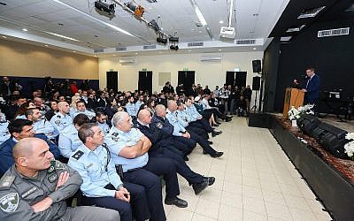 Photo d'illustration : Le ministre de la sécurité Intérieure Gilad Erdan s'exprime lors d'une cérémonie d'inauguration d'un nouveau commissariat à Beit Shemesh, le 7 janvier 2019 (Crédit :  Yaakov Lederman/Flash90)