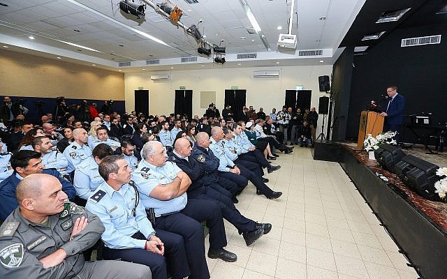 Photo d'illustration : Le ministre de la sécurité Intérieure Gilad Erdan s'exprime lors d'une cérémonie d'inauguration d'un nouveau commissariat à Beit Shemesh, le 7 janvier 2019 (Crédit :  Yaakov Lederman/Flash90)