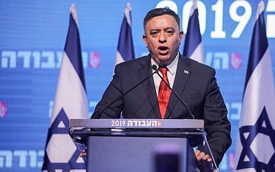 Avi Gabbay, chef du parti Travailliste, lors d'un discours prononcé sous les huées et les sifflets à une conférence du parti à Tel Aviv, le 10 janvier 2019 (Crédit :  Hadas Parush/Flash90)
