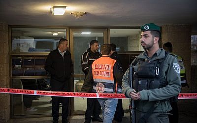 Des forces de sécurité et des secouristes devant le bâtiment où deux personnes ont été retrouvées mortes dans un appartement du quartier Armon Hanatziv à Jérusalem, le 13 janvier 2019. (Noam Revkin Fenton/Flash90)