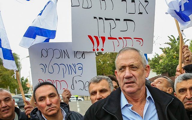 L'ancien chef d'état-major de Tsahal Benny Gantz avec des membres de la communauté druze et des militants devant son domicile à Rosh Haayin, lors d'une manifestation contre la loi sur l'État-nation, le 14 janvier 2019. (Flash90) L'ancien chef d'état-major de Tsahal Benny Gantz avec des membres de la communauté druze et des militants devant son domicile à Rosh Haayin, lors d'une manifestation contre la loi sur l'État-nation, le 14 janvier 2019. (Flash90)