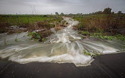 Un ruisseau déborde suite à des fortes pluies sur le plateau du Golan, le 14 janvier 2018 (Crédit :  Maor Kinsbursky/Flash90)