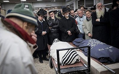 Les amis, voisins et proches de Yehuda et Tamar Kaduri, au cimetière Har Hamenuchot de Jérusalem, le 14 janvier 2019. (Crédit : Noam Revkin Fenton/Flash90)