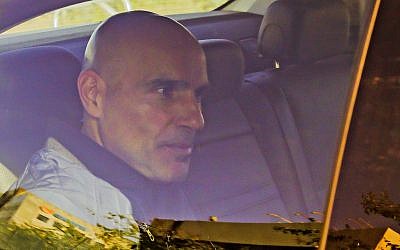 L'ancien avocat Efi Nave, soupçonné de corruption sexuelle, arrive pour un interrogatoire à l'unité anti-fraude Lahav 433 à Lod, le 16 janvier 2016 (Crédit : Flash90)