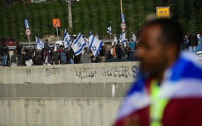 Des Éthiopiens israéliens manifestent contre la violence policière, le 30 janvier 2019. (Crédit : Tomer Neuberg/Flash90)