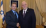 Apple's Johny Srouji , d'Apple, à gauche, aux côtés du président Reuven Riviin (Crédit: Amos Ben Gershom/GPO)