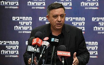 Le chef du parti travailliste Avi Gabbay lors d'une conférence à Haïfa, le 31 janvier 2019. (Crédit : Elad Gutman)