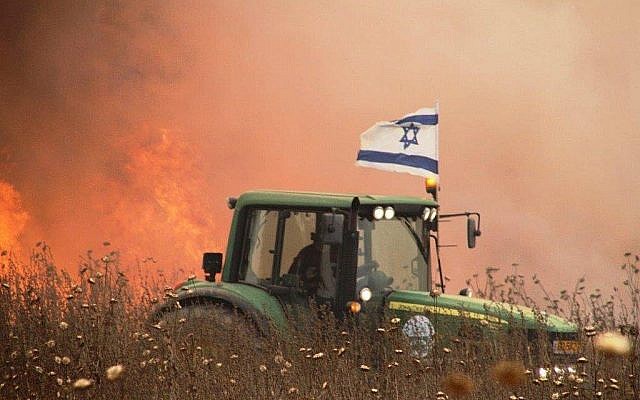 Photo non datée d'un agriculteur israélien de la région de Gaza conduisant son tracteur près d'un champ apparemment incendié par un cerf-volant en feu venant de la bande de Gaza. (Autorisation)