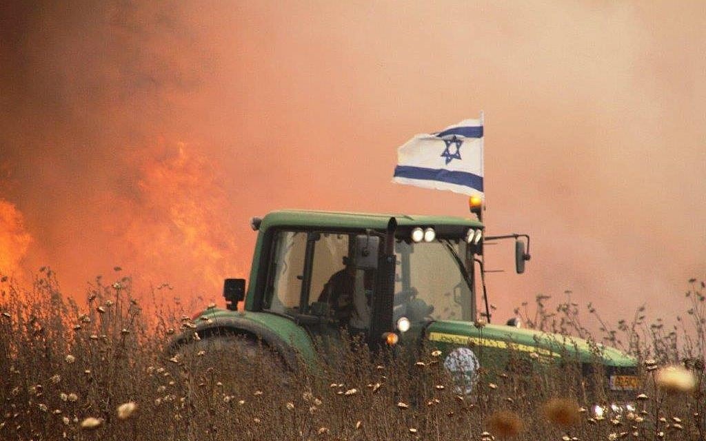 Photo non datée d'un agriculteur israélien de la région de Gaza conduisant son tracteur près d'un champ apparemment incendié par un cerf-volant en feu venant de la bande de Gaza. (Autorisation)