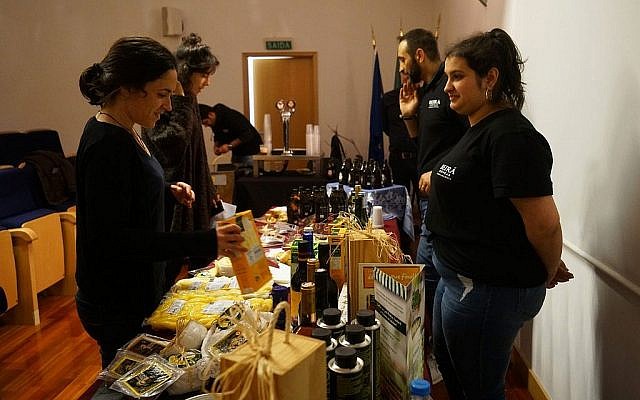 Les Juifs de Belmonte se préparent pour le marché casher, le 14 octobre 2018 (Crédit : Cnaan Liphshiz)