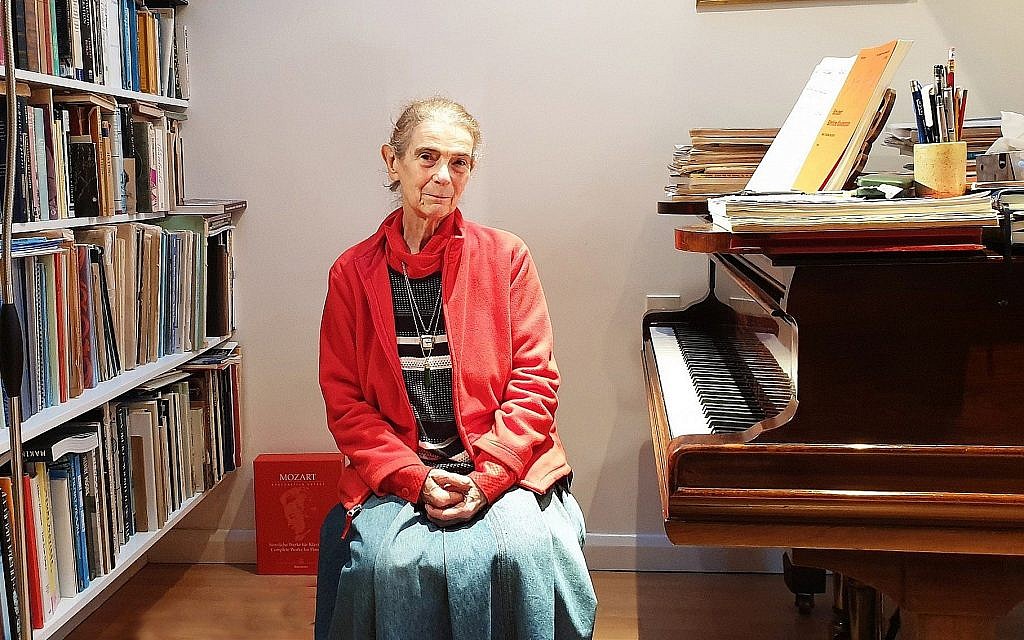 Nelly Ben-Or assise devant l'un de ses deux pianos dans sa maison de Londres, le 13 décembre 2018 (Crédit : Cnaan Liphshiz)