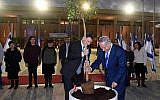 Le président de la Knesset Yuli Edelstein (à gauche) et le Premier ministre Benjamin Netanyahu plantent un arbre à la Knesset, le 21 janvier 2019. (Crédit : Haim Zach/GPO)