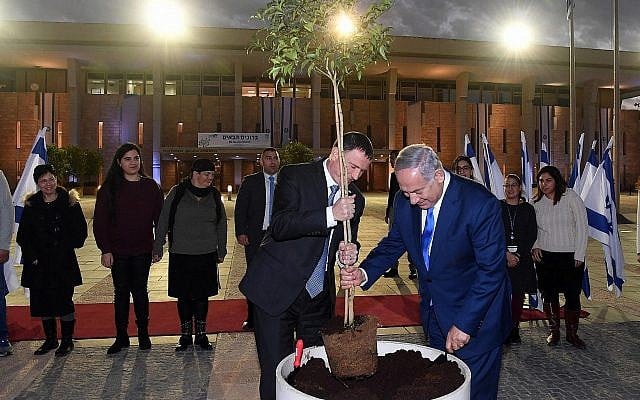 Le président de la Knesset Yuli Edelstein (à gauche) et le Premier ministre Benjamin Netanyahu plantent un arbre à la Knesset, le 21 janvier 2019. (Crédit : Haim Zach/GPO)