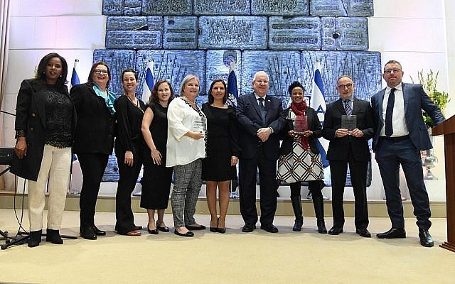 Le président Reuven Rivlin (4e à gauche) accueille un événement dans sa résidence officielle à Jérusalem le 3 janvier 2019, pour lutter contre les violences faites aux femmes. À sa gauche la députée Pnina Tamano-Shata. (Mark Neiman/GPO)