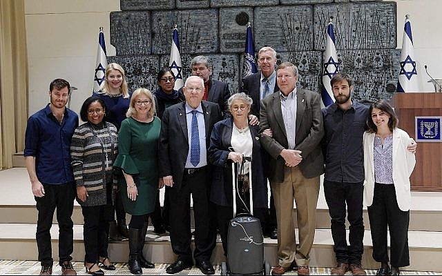 Le président Reuven Rivlin et son épouse Nechama, au centre, avec les familles endeuillées des membres d'équipage de la navette spatiale Columbia, le 27 janvier 2019. (Crédit : Amos Ben-Gershom/GPO)