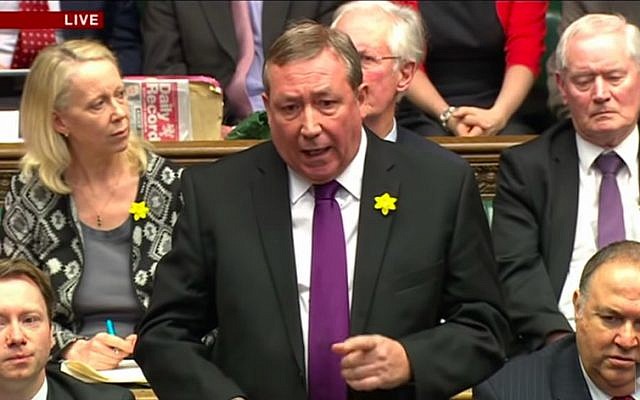 Le député du Labour Jim Sheridan s'adresse au Parlement britannique, le 18 mars 2015. (Crédit : capture d'écran/YouTube) Le député du Labour Jim Sheridan s'adresse au Parlement britannique, le 18 mars 2015. (Crédit : capture d'écran/YouTube)