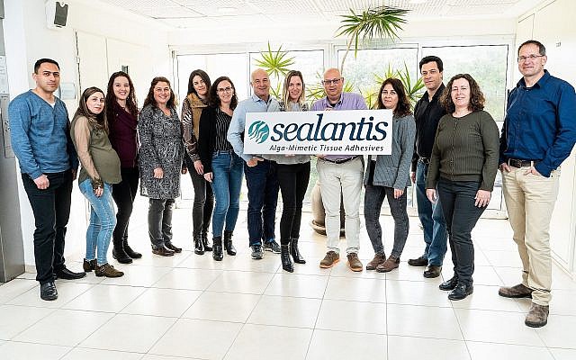 L'équipe de la start-up israélienne Sealantis qui développe des pansements adhésifs qui imitent le processus permettant aux algues de coller aux roches dans l'eau. (Nitzan Zohar, bureau du porte-parole de Technion).