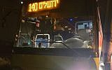 Un bus endommagé dans une fusillade terroriste présumée près de l'implantation de Beit El, dans la soirée du 5 janvier 2019 (Crédit : Armée israélienne)