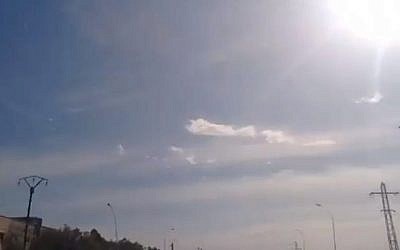 Les traces de fumée laissées dans le ciel par les missiles anti-aériens syriens qui auraient été lancés après une frappe israélienne, le 20 janvier 2019 (Capture d'écran : Twitter)