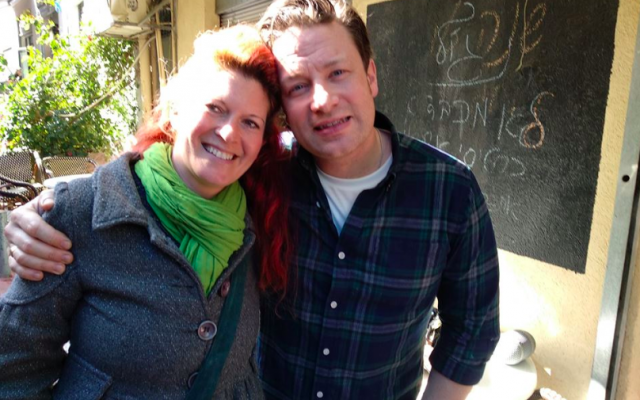 Nurit Goren avec le chef anglais Jamie Oliver, au marché Carmel de Tel Aviv, le 29 janvier 2019 (Crédit : autorisation de Nurit Goren)