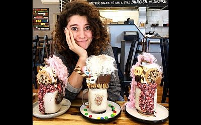 Aiia Maasarwe dans un café de Melbourne, le 1er octobre 2018 (Crédit : Instagram)