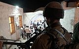 Des soldats de Tsahal surveillent l'arrivée des fidèles juifs sur le lieu saint du Tombeau de Joseph, dans la ville de Naplouse, au nord de la Cisjordanie, le 26 septembre 2018. (Armée israélienne)