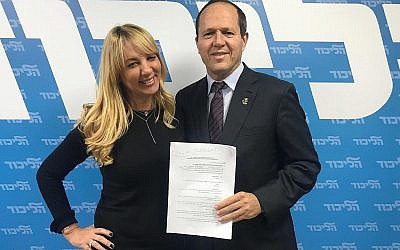 Nir Barkat, à droite, avec une responsable du Likud non-identifiée après la signature de son inscription aux primaires du parti du Likud, le 14 janvier 2019 (Autorisation)