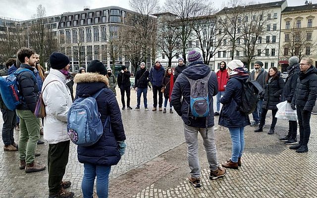 Des bénévoles se rassemblent dans le quartier de Kreuzberg à Berlin pour nettoyer les "stolpersteine" lors de la Journée internationale de commémoration de la Shoah, le 27 janvier 2019. (Yaakov Schwartz/Times of Israel)