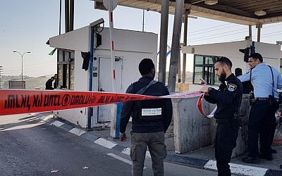Fermeture temporaire du point de passage A'Zaim, à l'est de Jérusalem après une attaque au couteau, le 30 janvier 2019. (Crédit : police israélienne)
