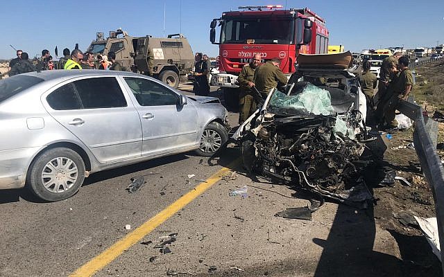 La scène d'un accident de la route mortel sur la Route 60 en Cisjordanie, le 30 janvier 2019. (Crédit : Magen David Adom) La scène d'un accident de la route mortel sur la Route 60 en Cisjordanie, le 30 janvier 2019. (Crédit : Magen David Adom)