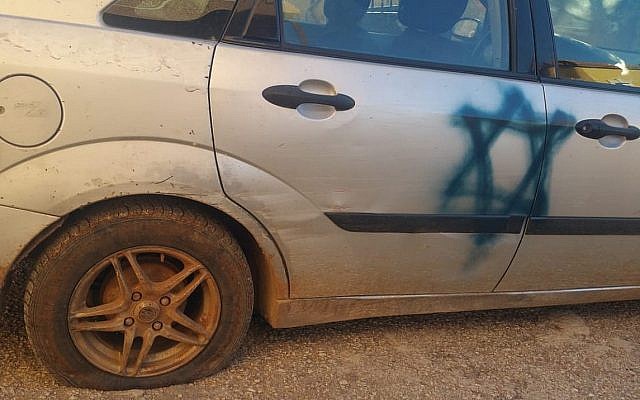 Une voiture recouverte d'une étoile de David et dont le pneus ont été crevés dans une possible attaque raciste contre le village de Luban a-Sharqiya au nord de la Cisjordanie, le 30 janvier 2019. Une voiture recouverte d'une étoile de David et dont le pneus ont été crevés dans une possible attaque raciste contre le village de Luban a-Sharqiya au nord de la Cisjordanie, le 30 janvier 2019.