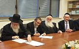 Les députés Yaakov Litzman, Moshe Gafni, Meir Porush et Uri Makleff signent un accord entre Degel Hatorah et Agudat Yisrael pour se présenter ensemble aux élections d'avril sous la bannière du Yahadout HaTorah, le 16 janvier 2019. (Crédit : Degel Hatorah)