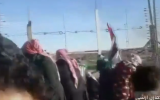 Des Palestiniens s'en prennent à la clôture frontalière de Gaza, le 11 janvier 2019 (Capture d'écran : /Hadashot news)