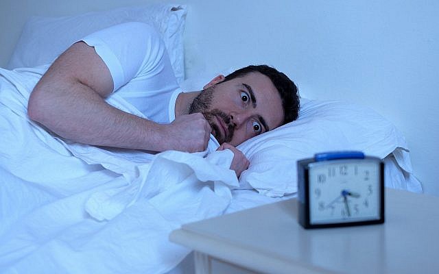 Illustration d'un homme en pleine insomnie (Crédit : tommaso79 ; iStock by Getty Images)