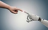 Illustration : une main jhumaine et une main robotisée. (Crédit : PhonlamaiPhoto; iStock by Getty Images)