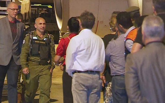 Des responsables brésiliens accueillent les équipes de l'armée israélienne venus prêter main forte aux Brésiliens après l'effondrement d'un barrage près de Brumadinho,,sur le tarmac de l'aéroport Belo Horizonte, le 27 janvier 2019 (Crédit : capture d'écran Globo TV) Des responsables brésiliens accueillent les équipes de l'armée israélienne venus prêter main forte aux Brésiliens après l'effondrement d'un barrage près de Brumadinho,,sur le tarmac de l'aéroport Belo Horizonte, le 27 janvier 2019 (Crédit : capture d'écran Globo TV)