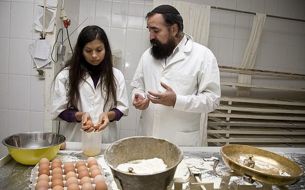 Le rabbin Elisha Salas, à droite, aide une boulangère de Belmonte, au Portugal, dans la préparation d'un challah casher, en avril 2012 (Autorisation :  Shavei Israel/via JTA)