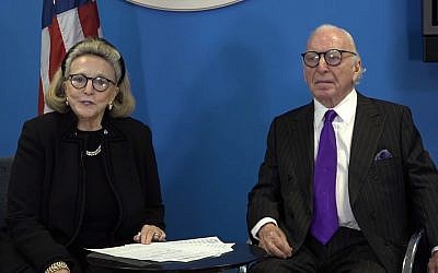 L'ancien ambassadeur américain Carl Spielvogel et son épouse, Barbaralee Diamonstein-Spielvogel (capture écran: YouTube)