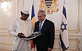 Le Premier ministre  Benjamin Netanyahu, (à droite), et le président du Tchad  Idriss Déby au palais présidentiel de N'Djamena, au Tchad, le 20 janvier 2018. (Crédit : Kobi Gideo/GPO)