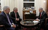 Le Premier ministre Benjamin Netanyahu (à droite) s'entretient avec l'envoyé spécial du ministre russe aux Affaires syriennes, Vladimir Poutine, Alexander Lavrentiev (au centre) et le vice-ministre des Affaires étrangères de la Russie, Sergey Vershinin (à gauche), à son bureau de Jérusalem, le 29 janvier 2019. (Crédit : Amos Ben-Gershom / GPO)