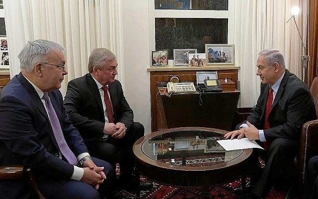 Le Premier ministre Benjamin Netanyahu (à droite) s'entretient avec l'envoyé spécial du ministre russe aux Affaires syriennes, Vladimir Poutine, Alexander Lavrentiev (au centre) et le vice-ministre des Affaires étrangères de la Russie, Sergey Vershinin (à gauche), à son bureau de Jérusalem, le 29 janvier 2019. (Crédit : Amos Ben-Gershom / GPO) Le Premier ministre Benjamin Netanyahu (à droite) s'entretient avec l'envoyé spécial du ministre russe aux Affaires syriennes, Vladimir Poutine, Alexander Lavrentiev (au centre) et le vice-ministre des Affaires étrangères de la Russie, Sergey Vershinin (à gauche), à son bureau de Jérusalem, le 29 janvier 2019. (Crédit : Amos Ben-Gershom / GPO)